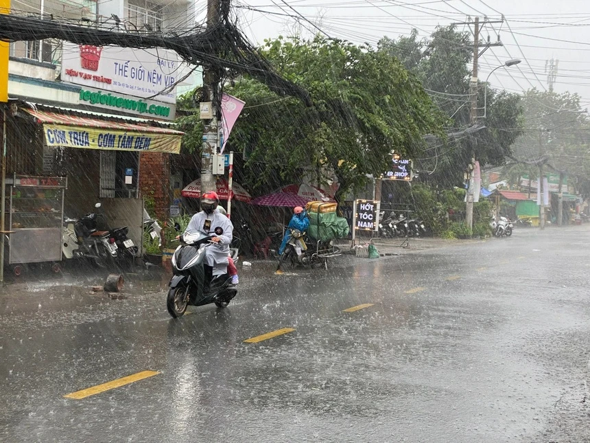 TP.HCM chịu ảnh hưởng mưa dông do bão Wipha, cảnh báo thời tiết cực đoan